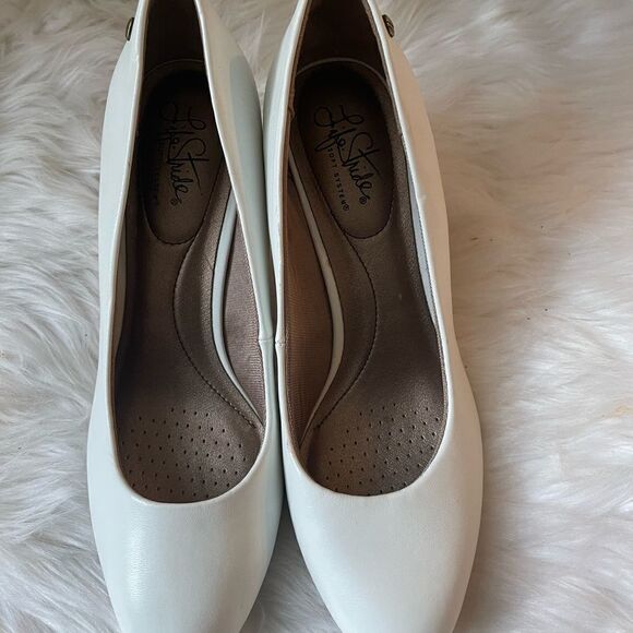 Life Stride Parigi white slip on classic round toe 2.5 “ heels - Picture 8 of 10
